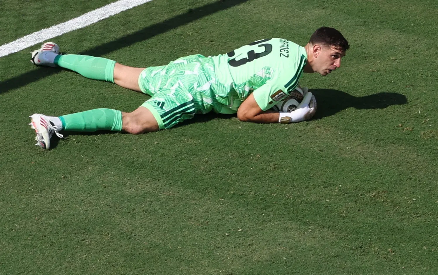 Chelsea e Aston Villa chegam a acordo por Dibu Martínez